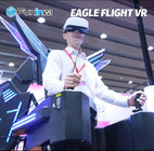 Position enthousiaste vers le haut des tours de simulation de réalité virtuelle de VR Flight Simulator
